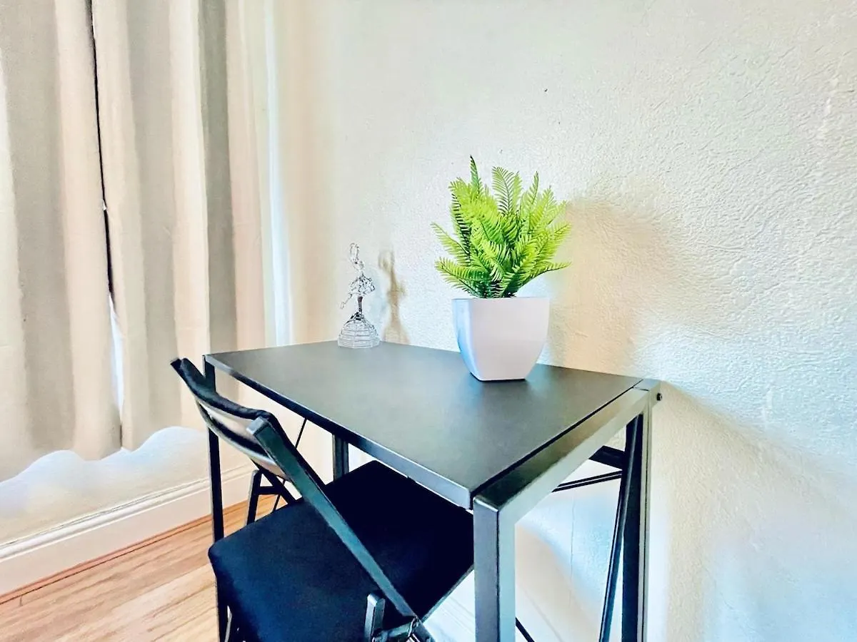 Home In Plaistow & Free Parking London Apartment