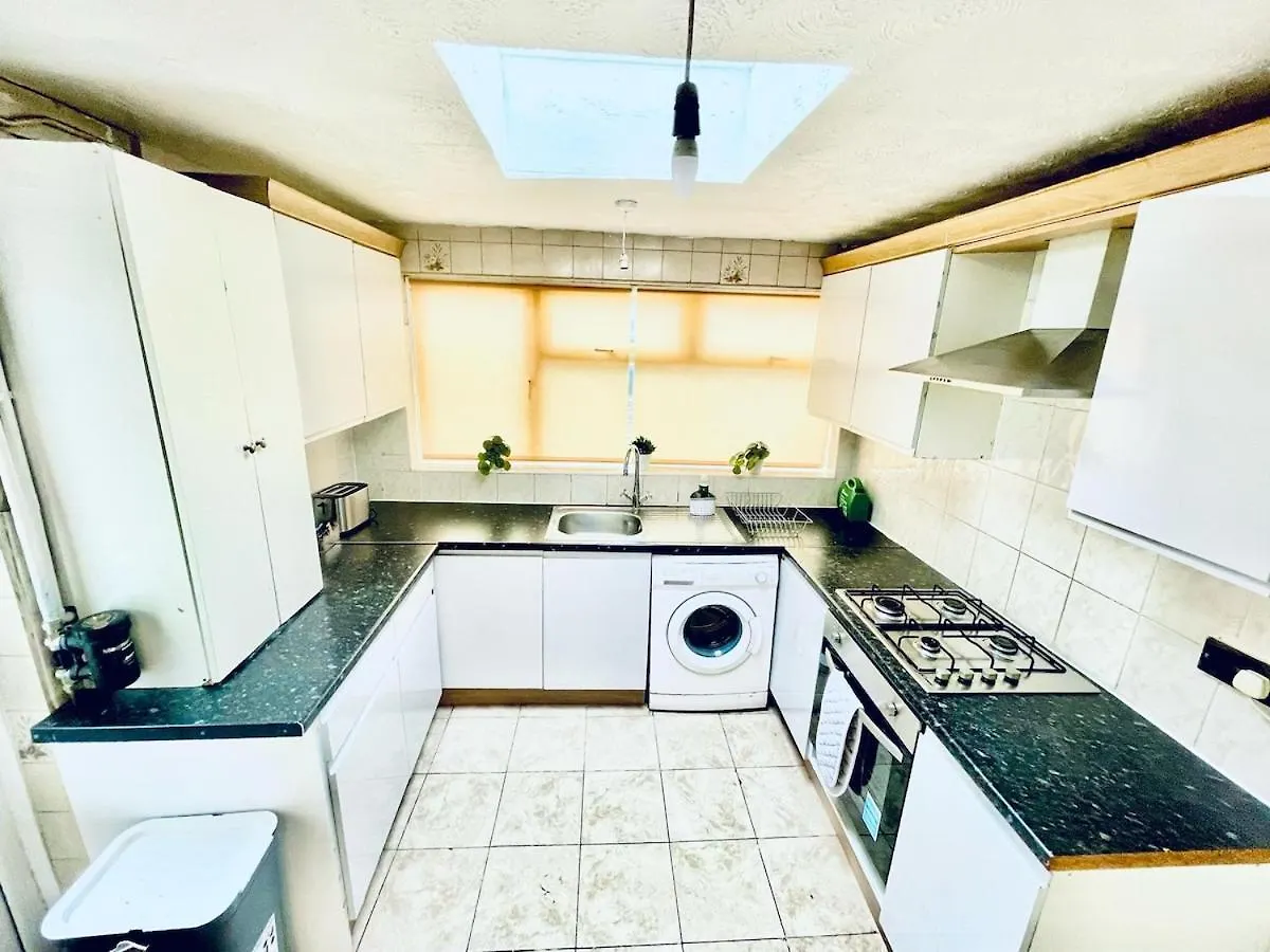 Home In Plaistow & Free Parking London