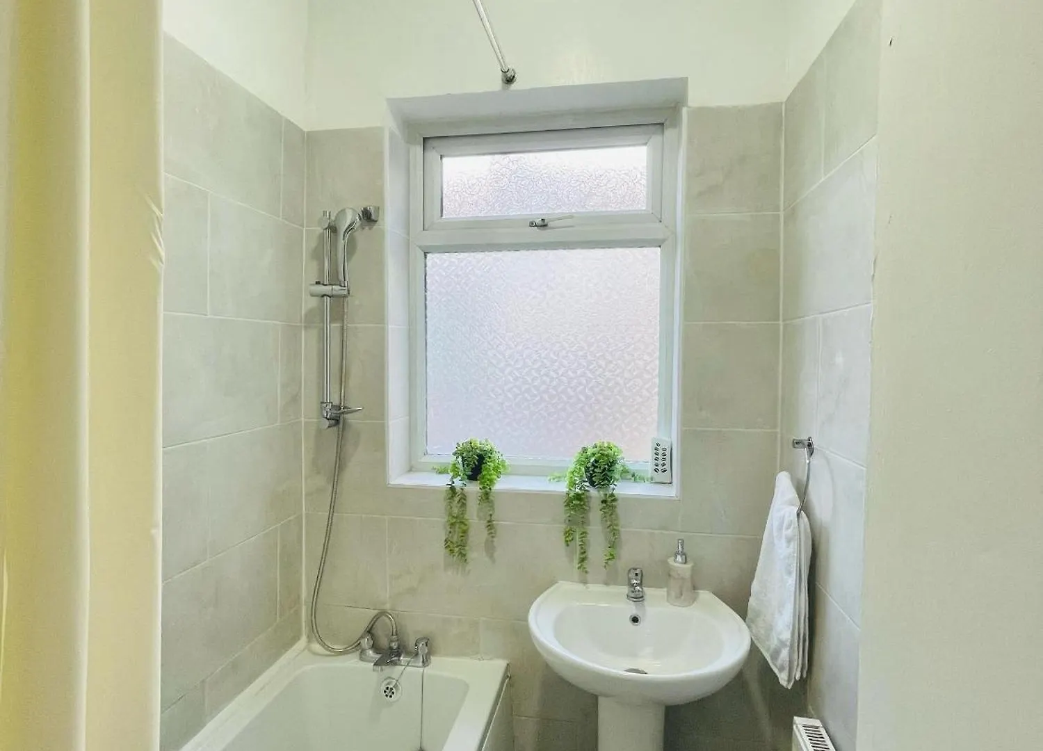 Home In Plaistow & Free Parking London Apartment